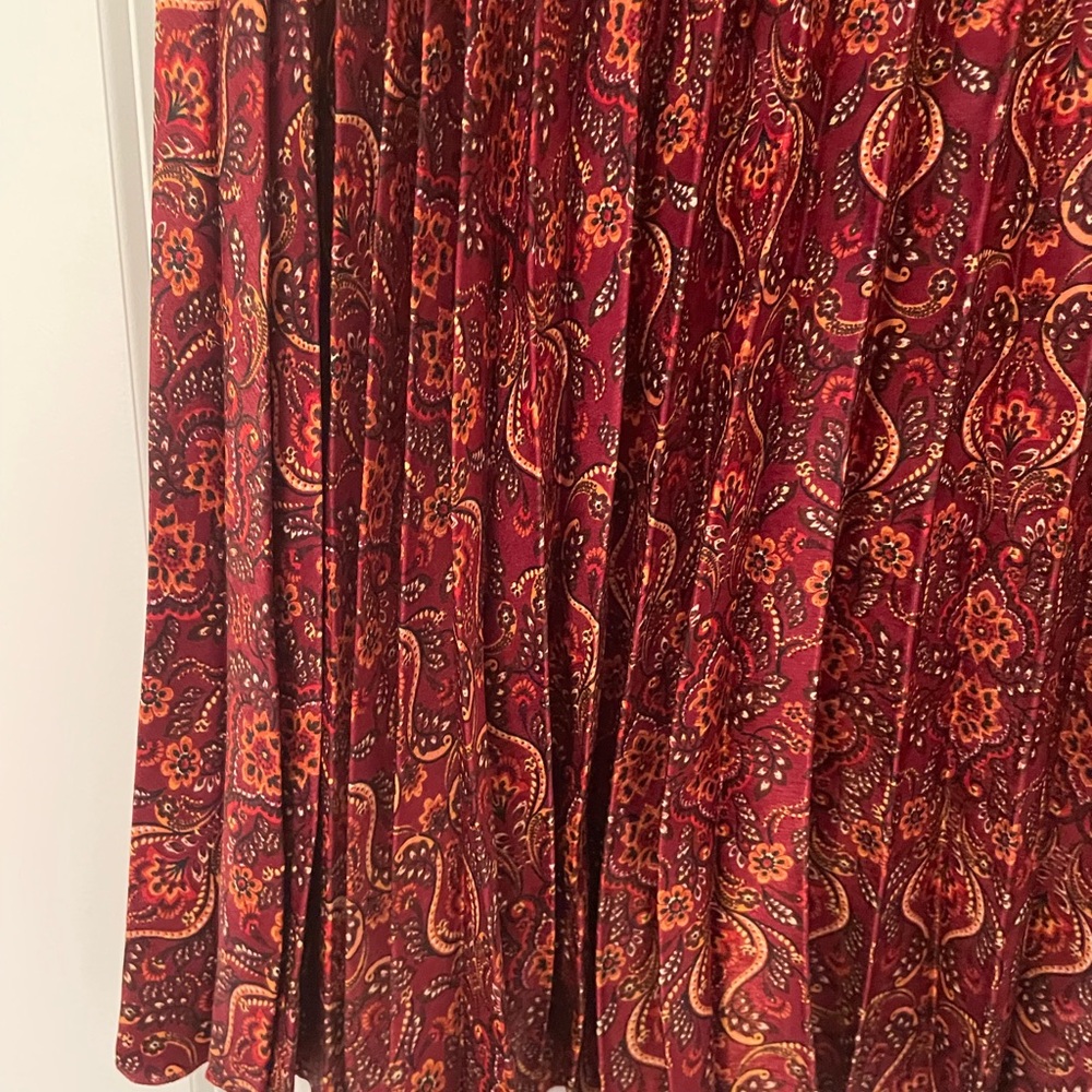 NWT Max Studio Pleated Satin Effect Paisley Wine Midi Skirt - Picture 5 of 6